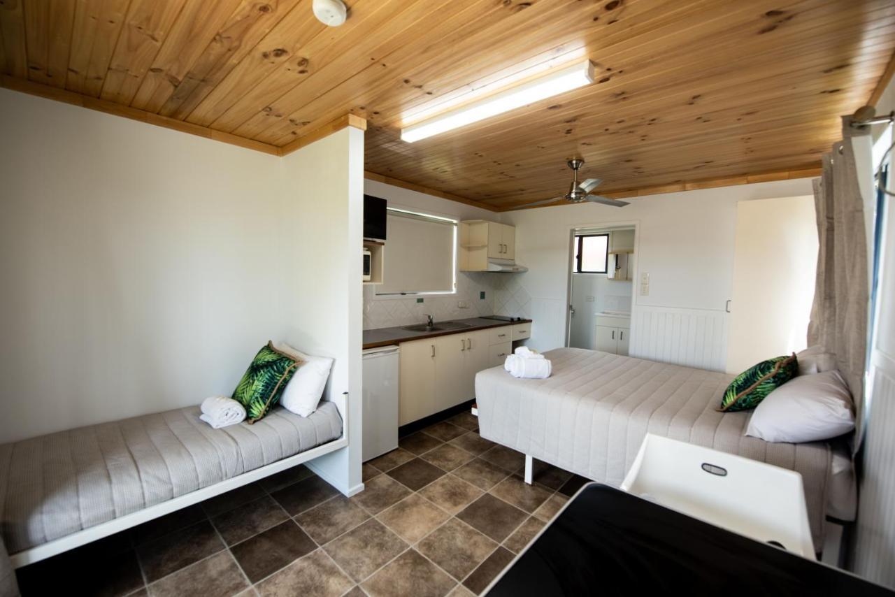 Sarina Palms Caravan And Cabins Village מראה חיצוני תמונה